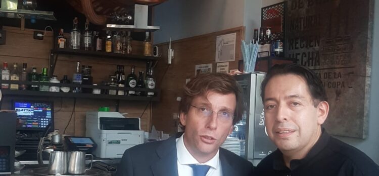 Wilmer Valverde Meneses junto al Alcalde Madrid